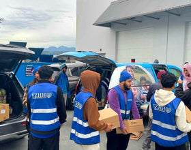 Vancouver, Canada - Participating in Mobile Food Rescue Program by Distributing Fresh Produce, Essential Groceries & Household Items to 240+ Less Privileged Families at Local Community's Muslim Food Bank