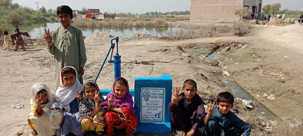 Sindh, Pakistan – Beloved Shaykh Sayed Nurjan Mirahmadi Q and his Family – FZHH Water Well# 945