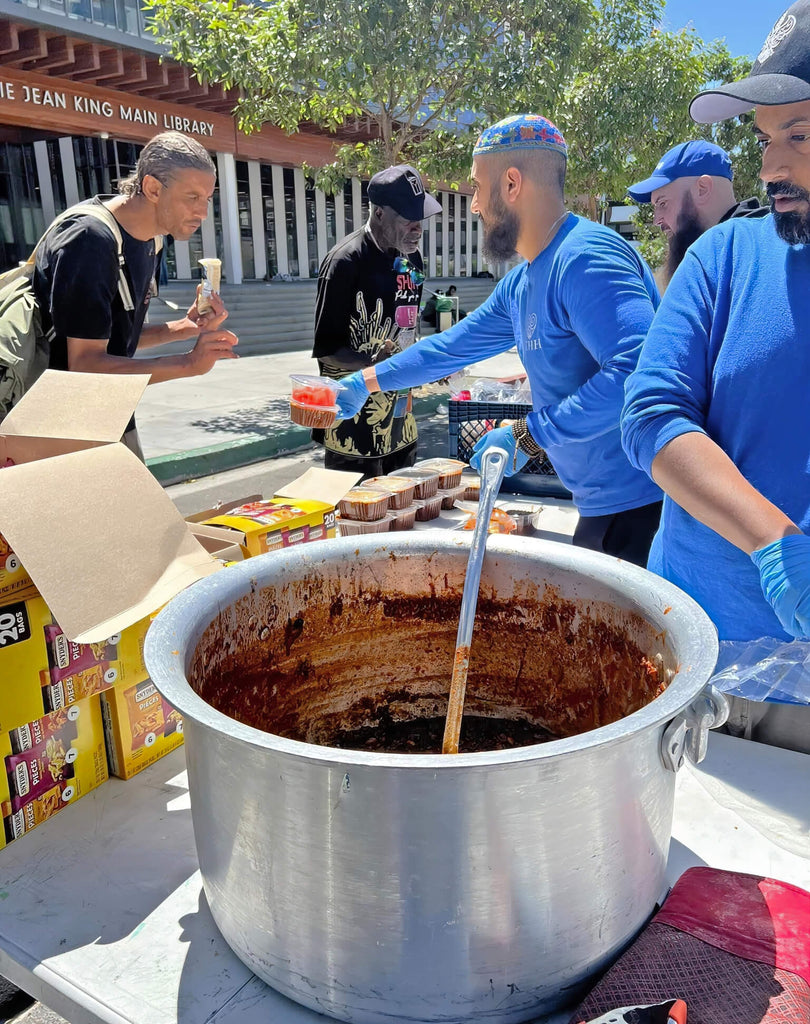 Los Angeles, California - Participating in Mobile Food Rescue Program by Serving 100+ Hot Meals with Bakery Items, Fresh Fruits & Cold Drinks to Local Community's Homeless & Less Privileged People