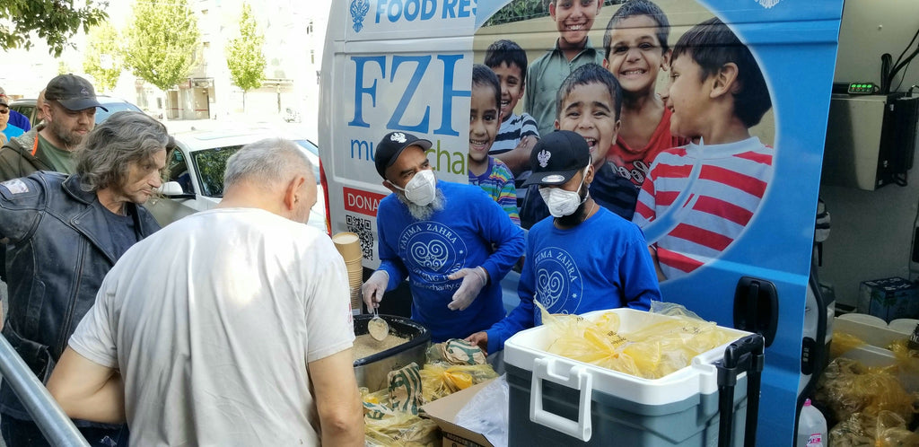 Vancouver, Canada - Participating in Mobile Food Rescue Program by Serving Hot Meals, Fresh Fruits & Snacks to Local Community's Less Privileged People