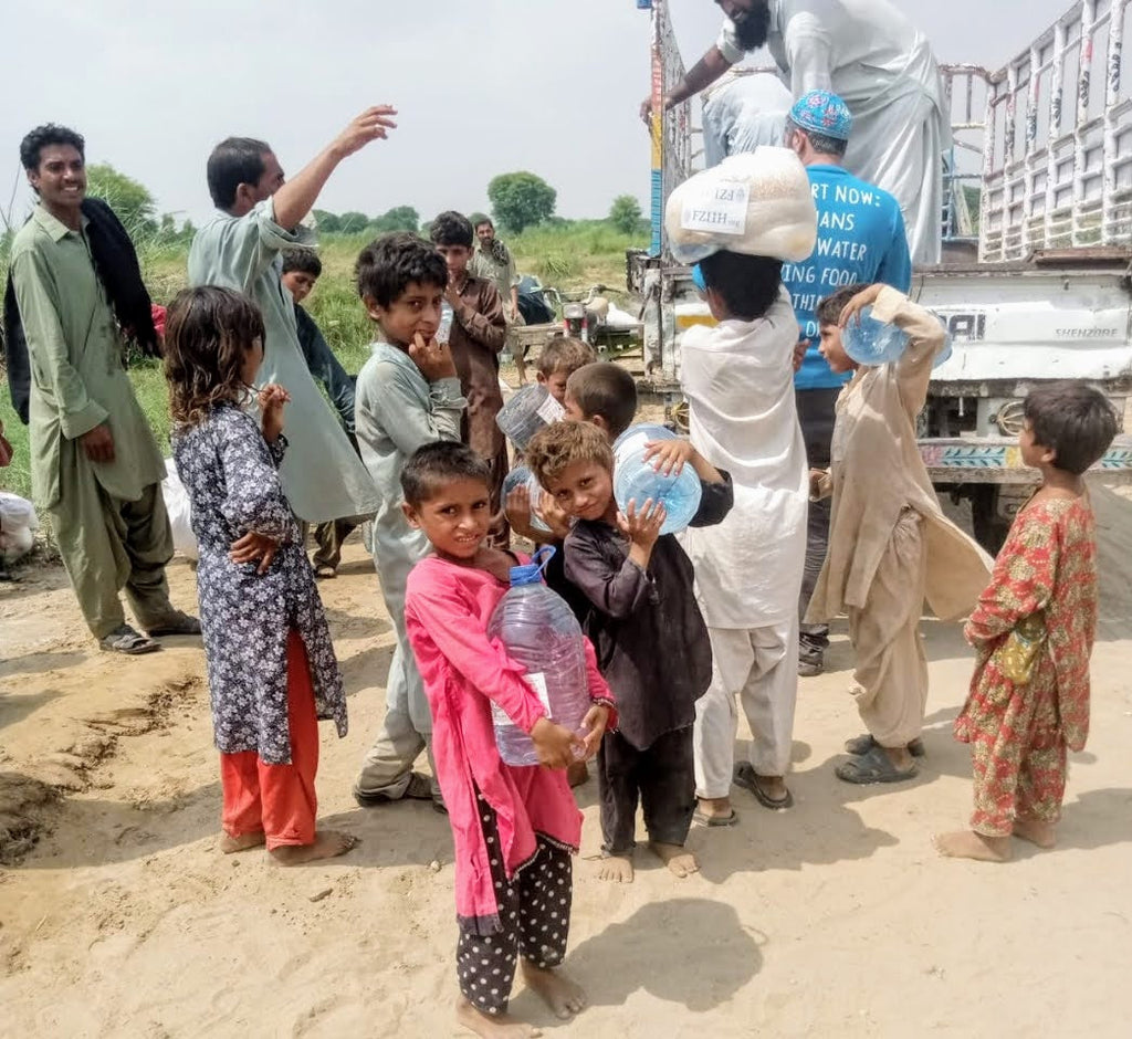 Punjab, Pakistan - Honoring Wiladat/Holy Birthday of Sayyidina Imam Mūsā al-Kāẓim ع by Distributing Clean Drinking Water & Essential Groceries to Flood Victims Including Orphan Children & Senior People